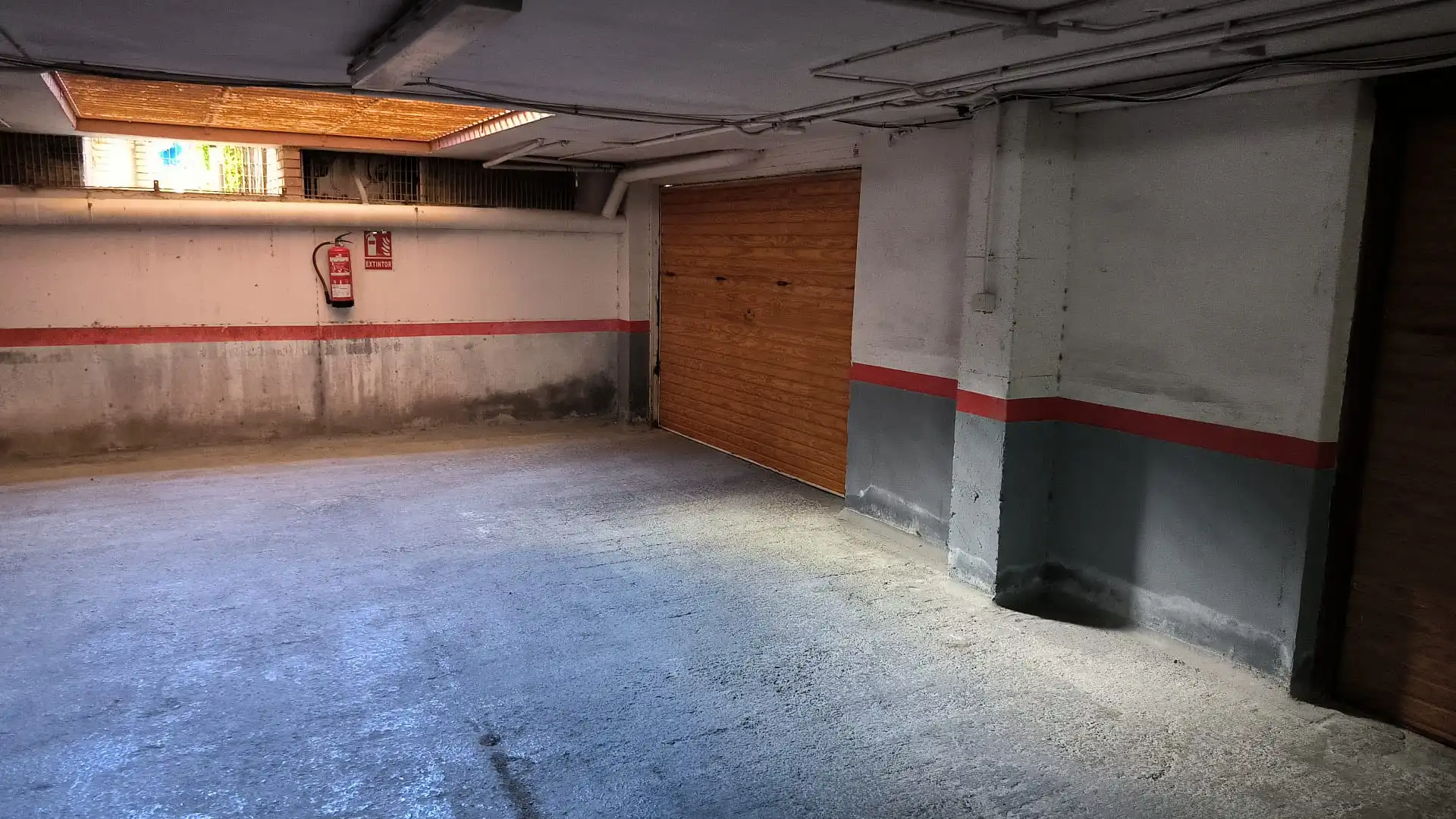 Parkplatz von Einfamilien-Reihenhaus zum Verkauf in Cubelles mit Klimaanlage, Heizung und Privatgarten