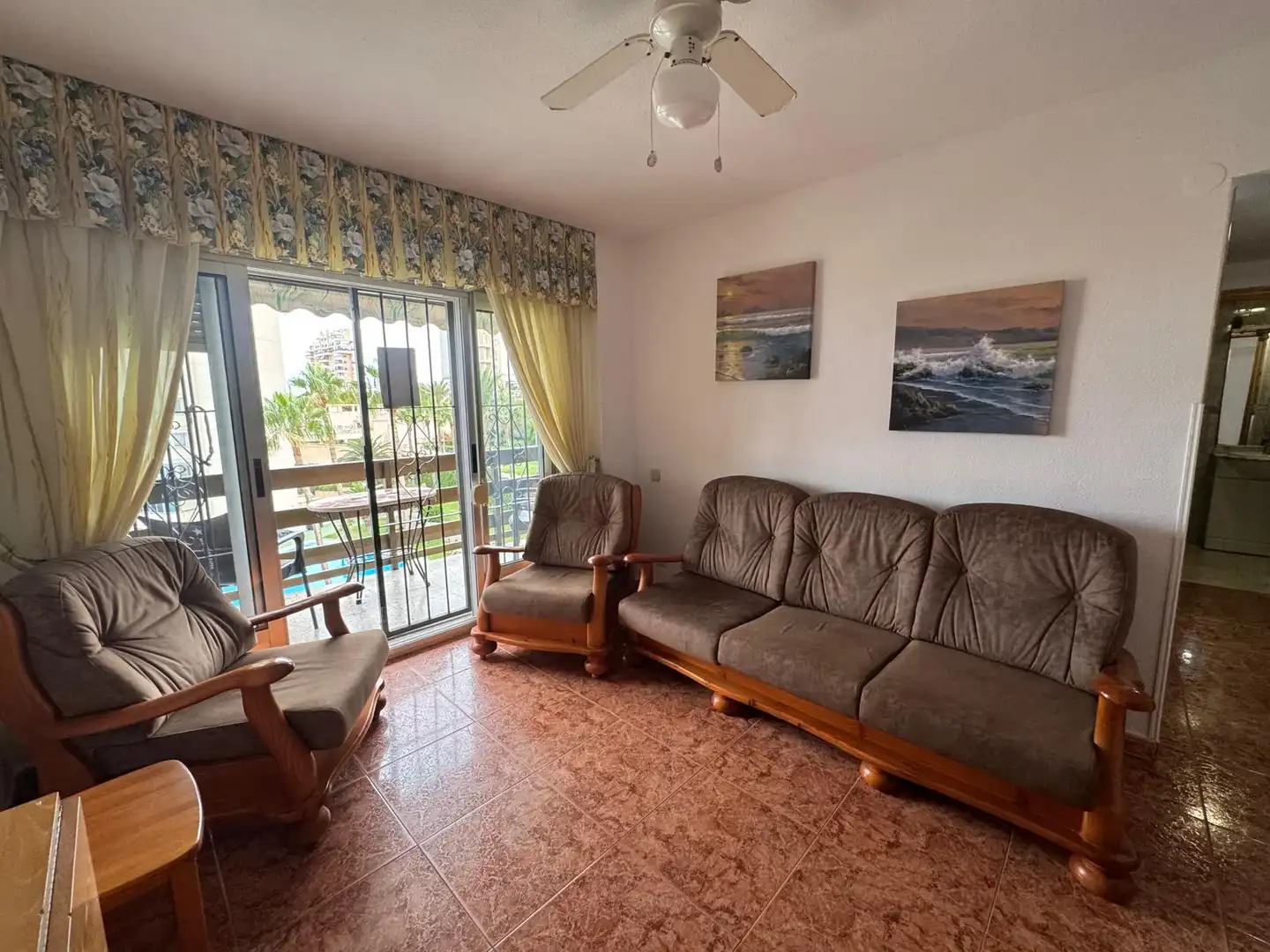Sala d'estar de Apartament de lloguer en El Campello amb Jardí privat, Terrassa i Moblat