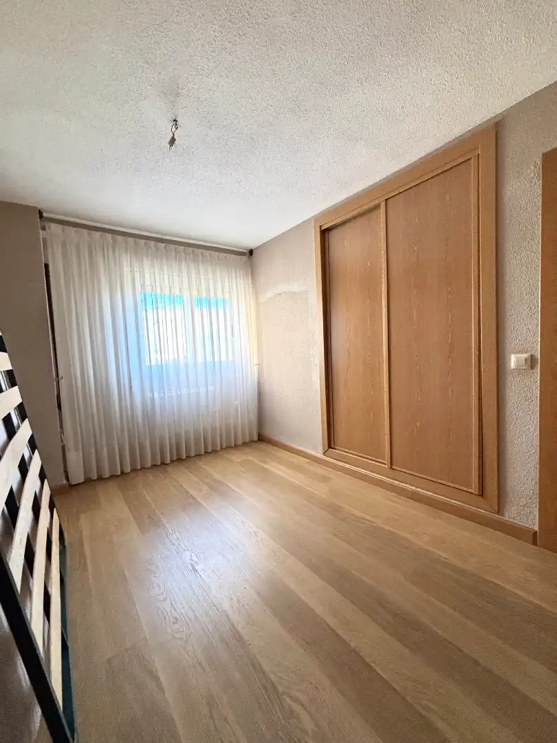 Schlafzimmer von Wohnung zum Verkauf in Plasencia mit Klimaanlage, Parkett und Ofen