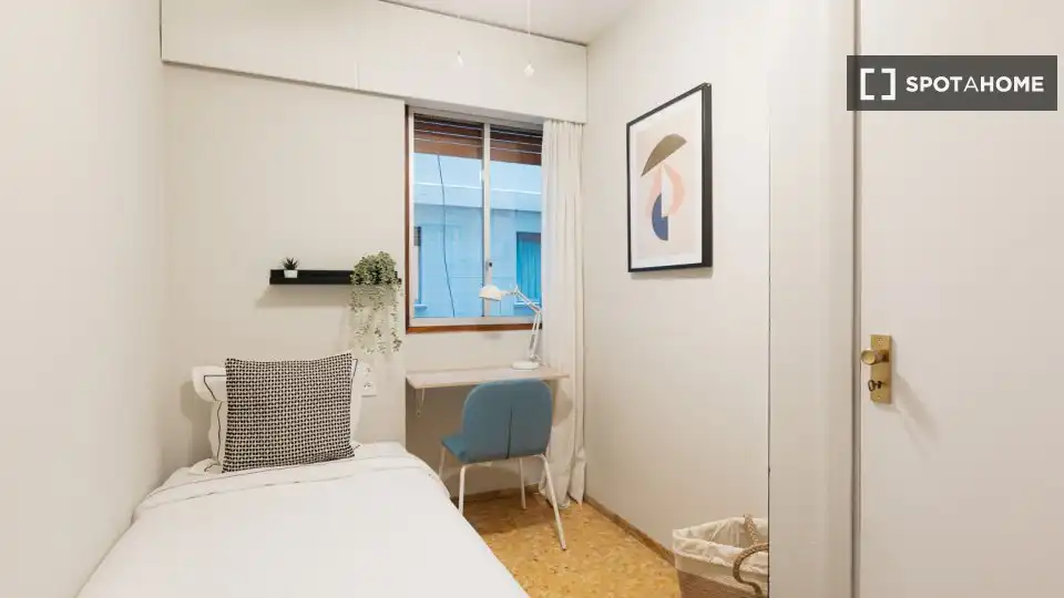 Habitación de Piso de alquiler en Valencia con Aire acondicionado, Calefacción y Amueblado