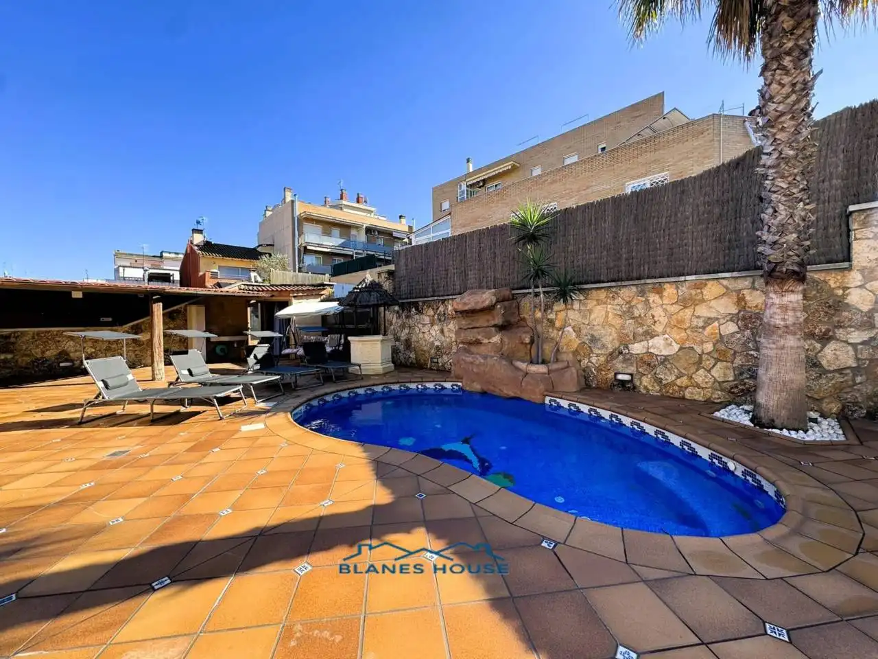 Vista exterior de Casa o xalet en venda en Blanes amb Aire condicionat, Calefacció i Jardí privat