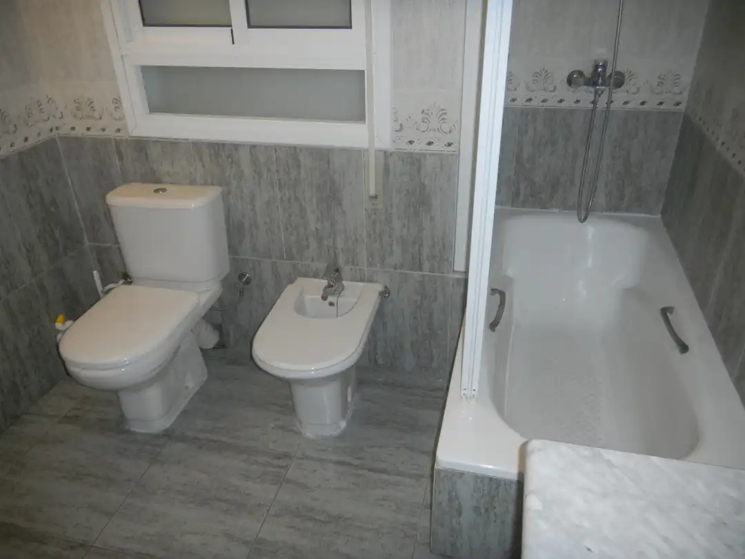 Baño de Piso de alquiler en Tarragona con Aire acondicionado, Calefacción y Amueblado
