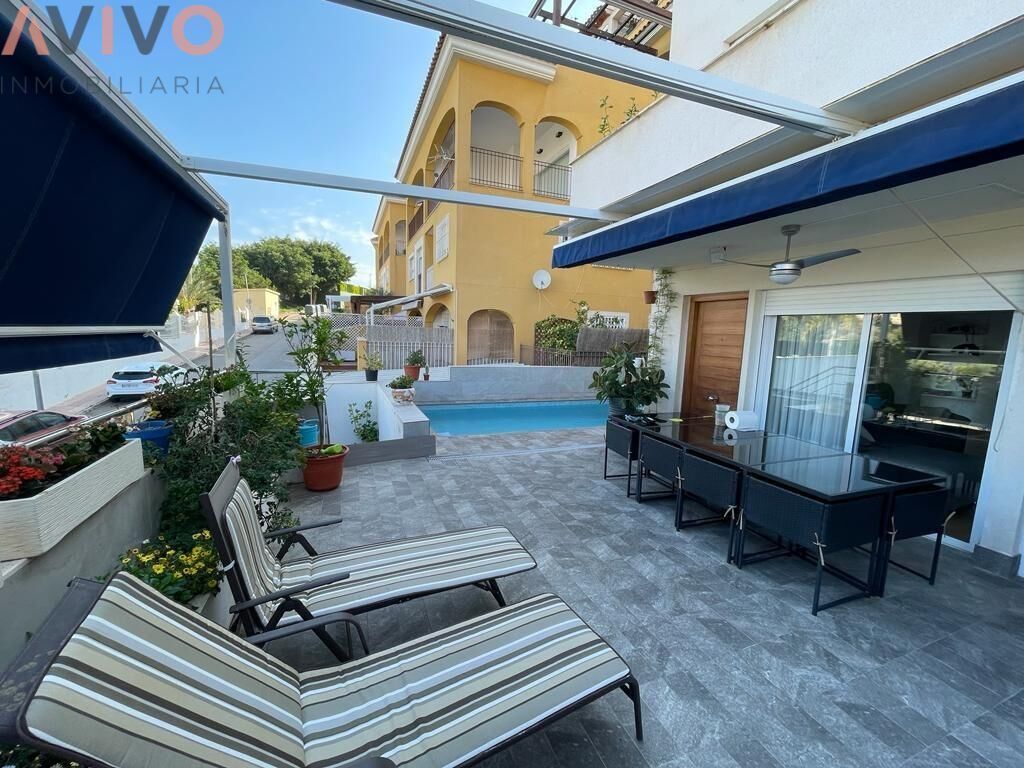 Vista exterior de Casa adosada en venda en Águilas amb Aire condicionat, Calefacció i Jardí privat
