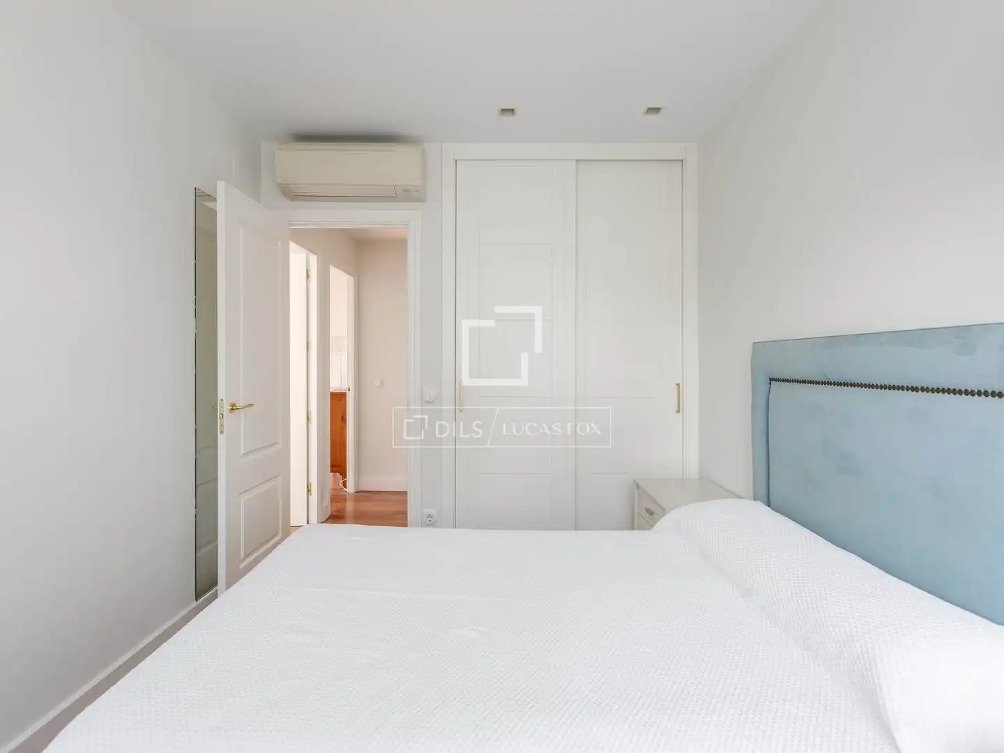 Schlafzimmer von Dachboden zur Miete in Madrid mit Klimaanlage, Heizung und Parkett