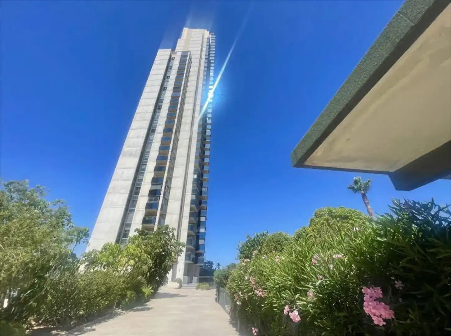 Vista exterior de Pis de lloguer en Benidorm amb Aire condicionat, Piscina i Moblat