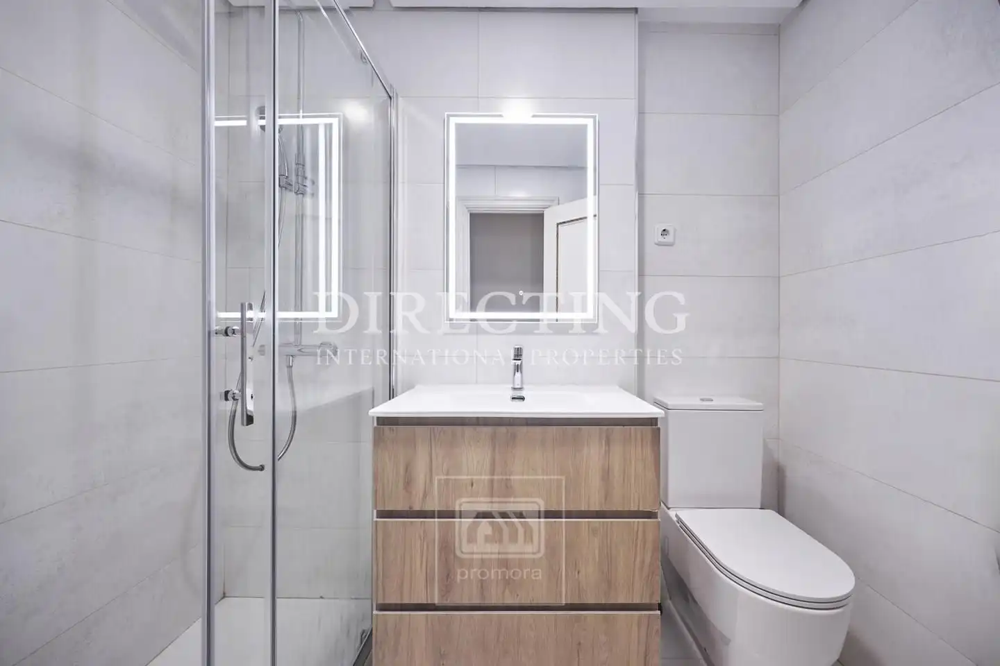 Bathroom of Flat for sale in Madrid  with Air Conditioner, Heating and Parquet flooring