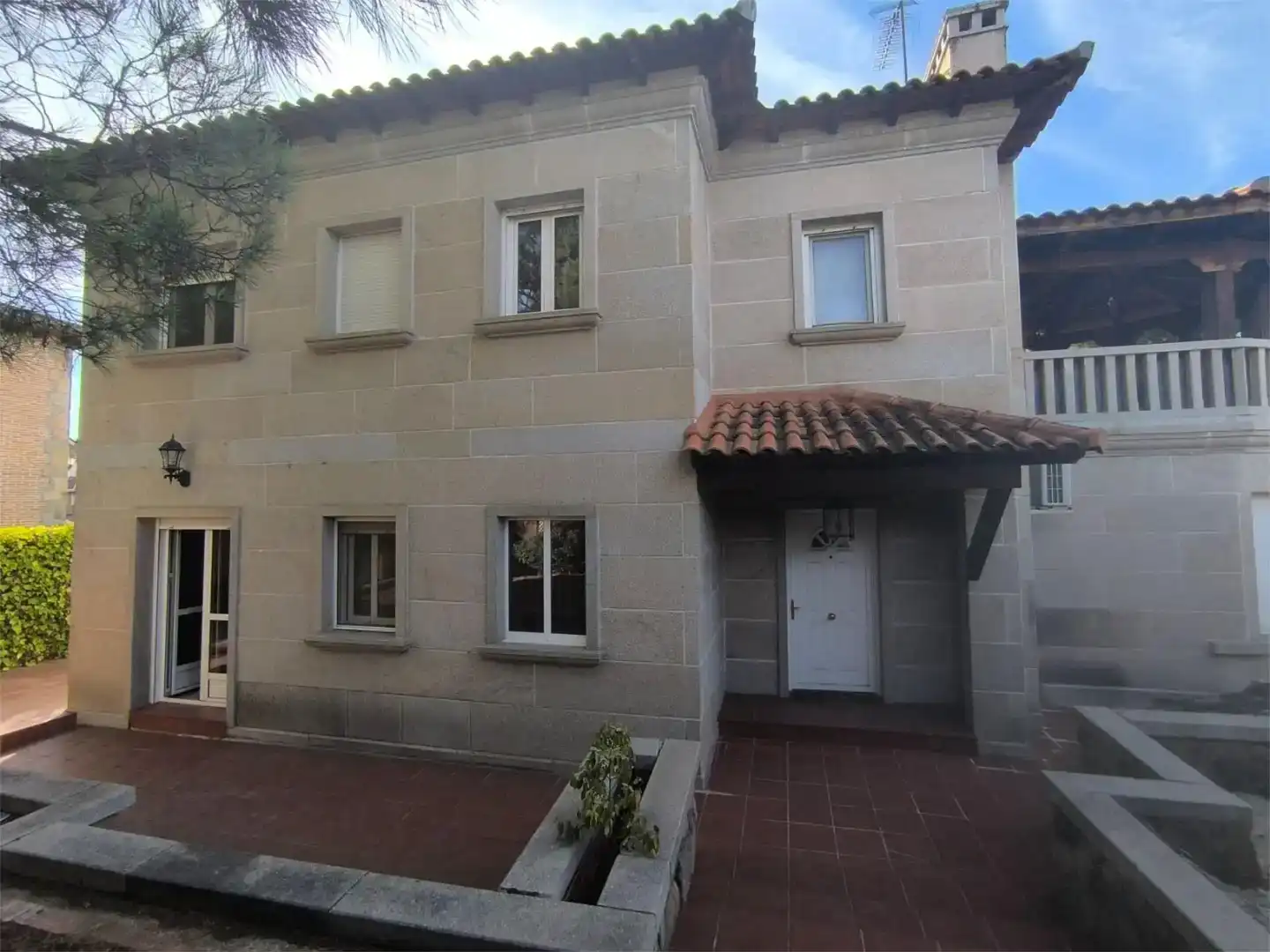 Außenansicht von Wohnung zum Verkauf in Torrelodones mit Klimaanlage, Schwimmbad und Balkon