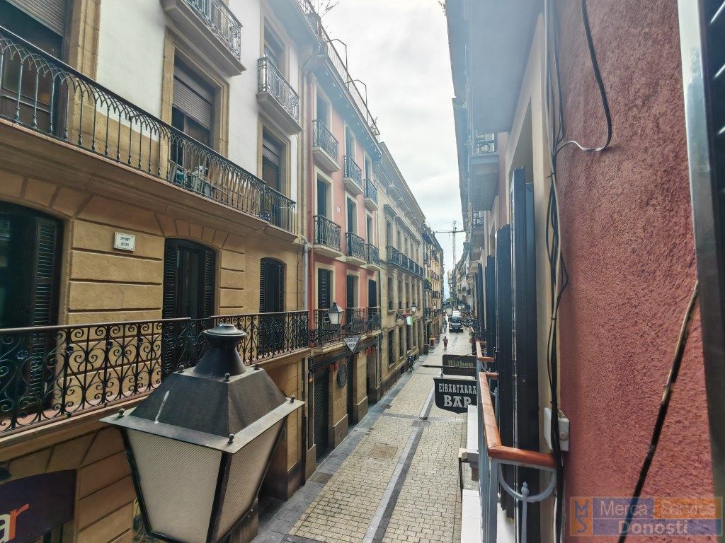 Vista exterior de Pis en venda en Donostia - San Sebastián  amb Balcó