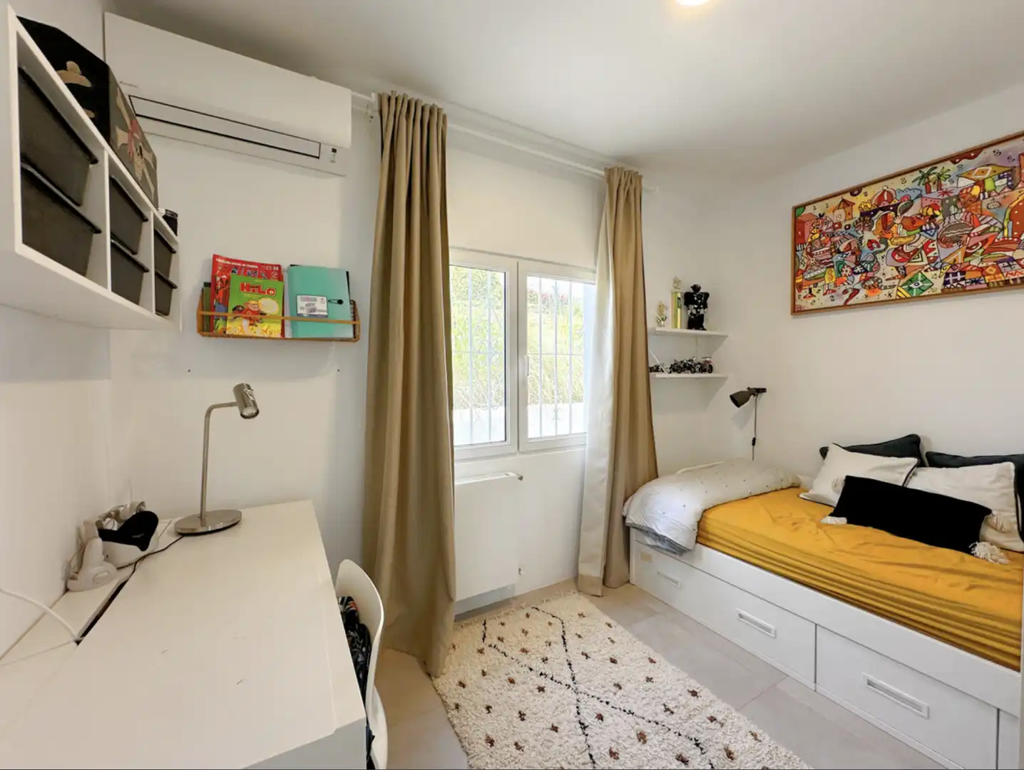 Dormitori de Casa o xalet en venda en Estepona amb Aire condicionat, Jardí privat i Terrassa
