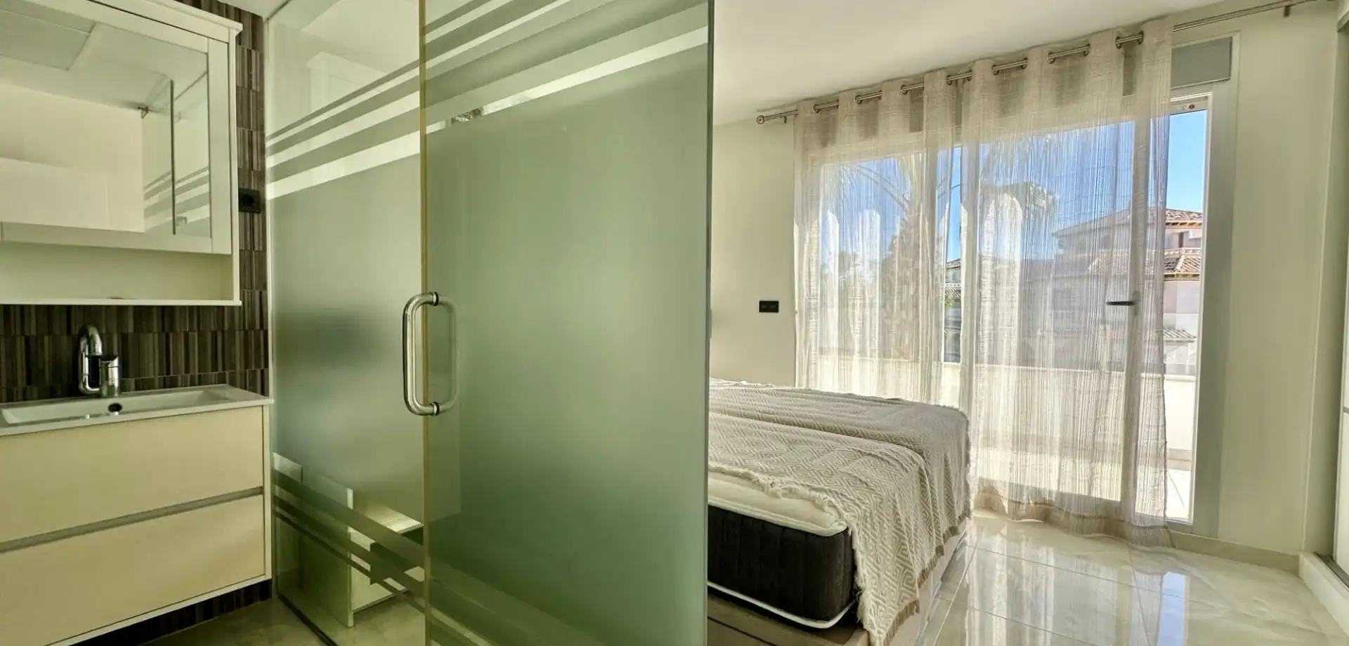 Dormitori de Casa o xalet en venda en Orihuela amb Aire condicionat, Jardí privat i Terrassa