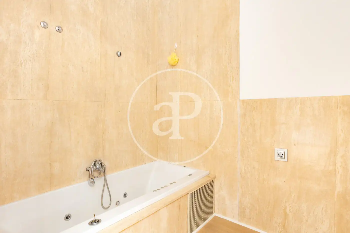 Baño de Piso de alquiler en Valencia con Aire acondicionado, Calefacción y Trastero