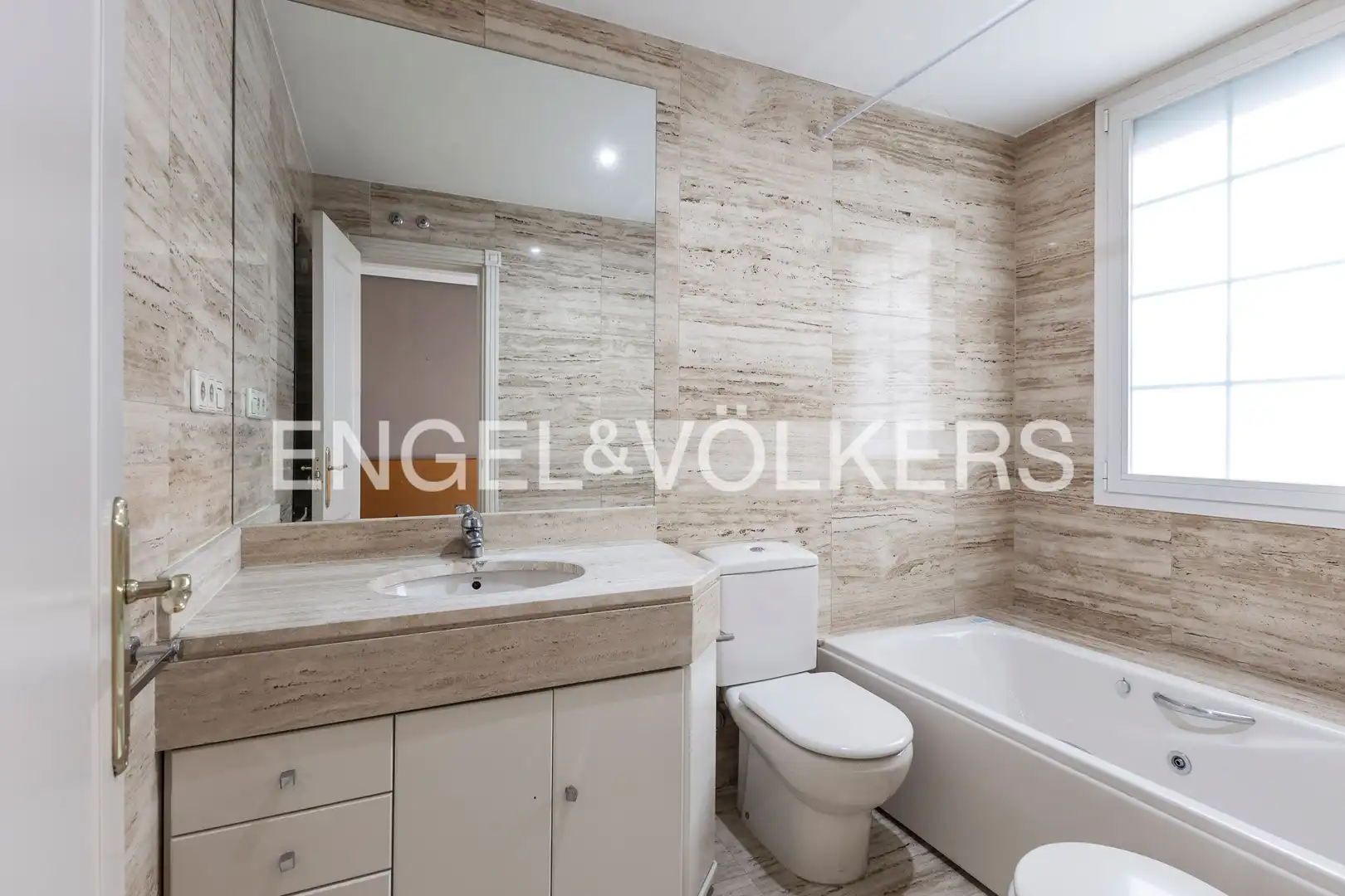 Baño de Piso en venta en Madrid con Aire acondicionado, Calefacción y Jardín privado