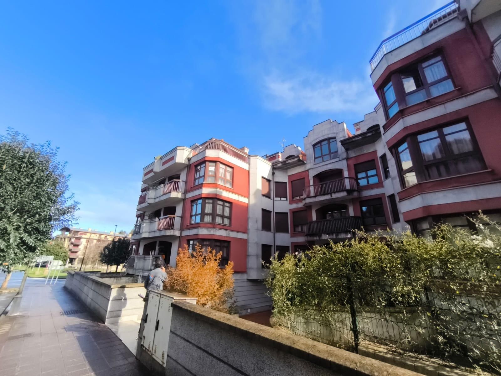 Vista exterior de Pis en venda en Llanes amb Calefacció, Jardí privat i Terrassa