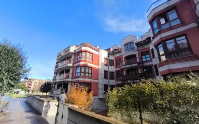 Vista exterior de Pis en venda en Llanes amb Calefacció, Jardí privat i Terrassa