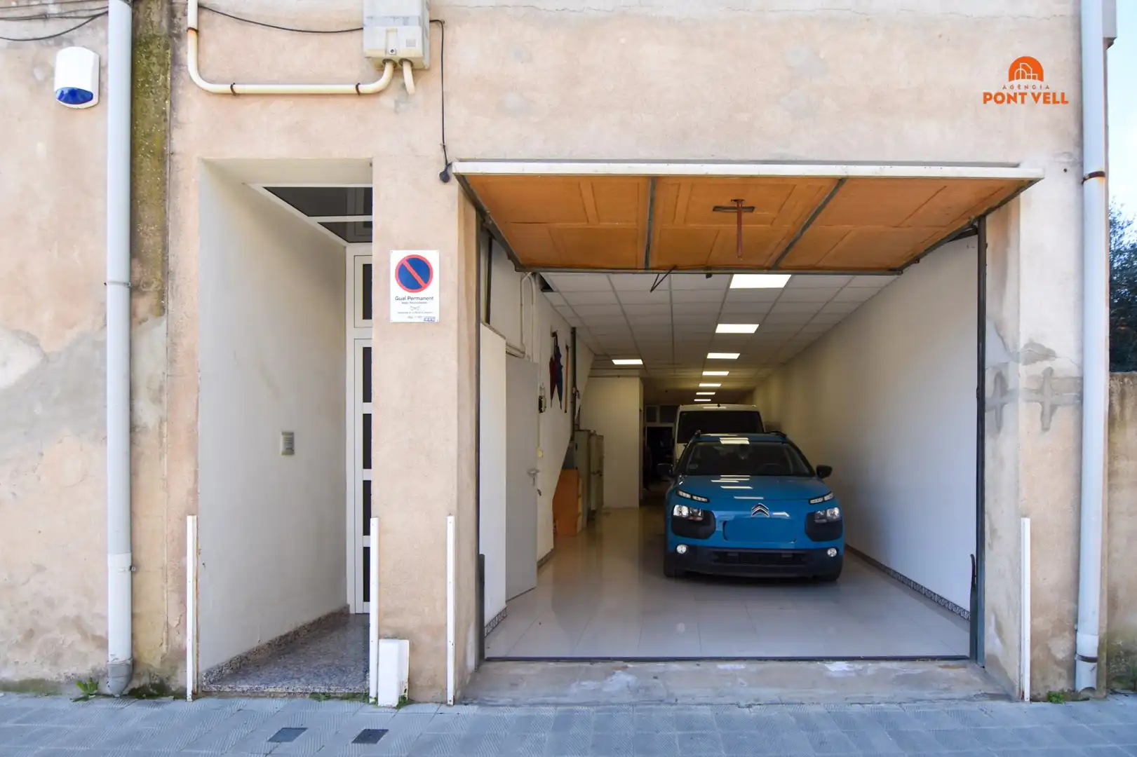 Casa aparellada amb terrassa en venda a La Bisbal d'Empordà, imagen 2