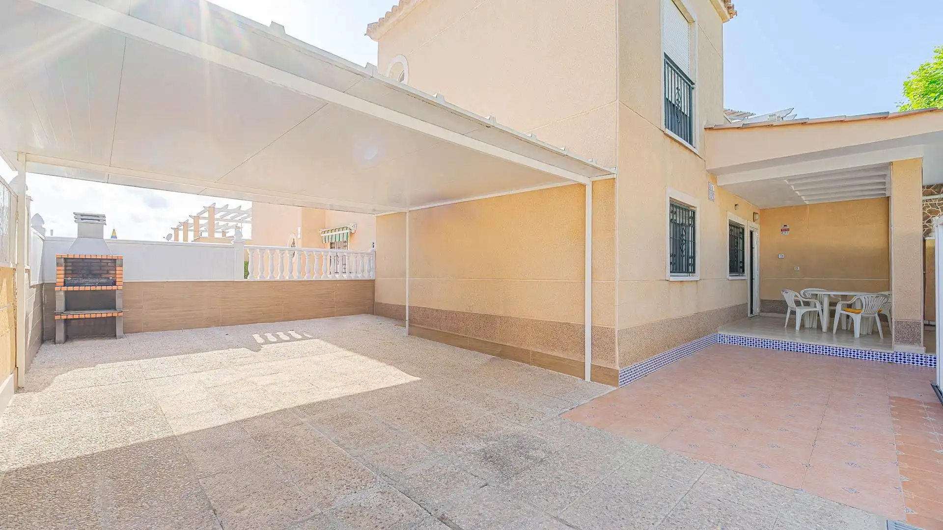 Vista exterior de Dúplex en venta en Torrevieja con Aire acondicionado, Jardín privado y Trastero