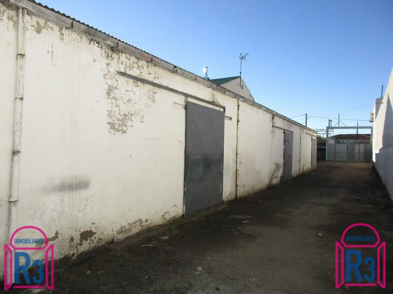Außenansicht von Fabrikhallen zum Verkauf in Santovenia de la Valdoncina