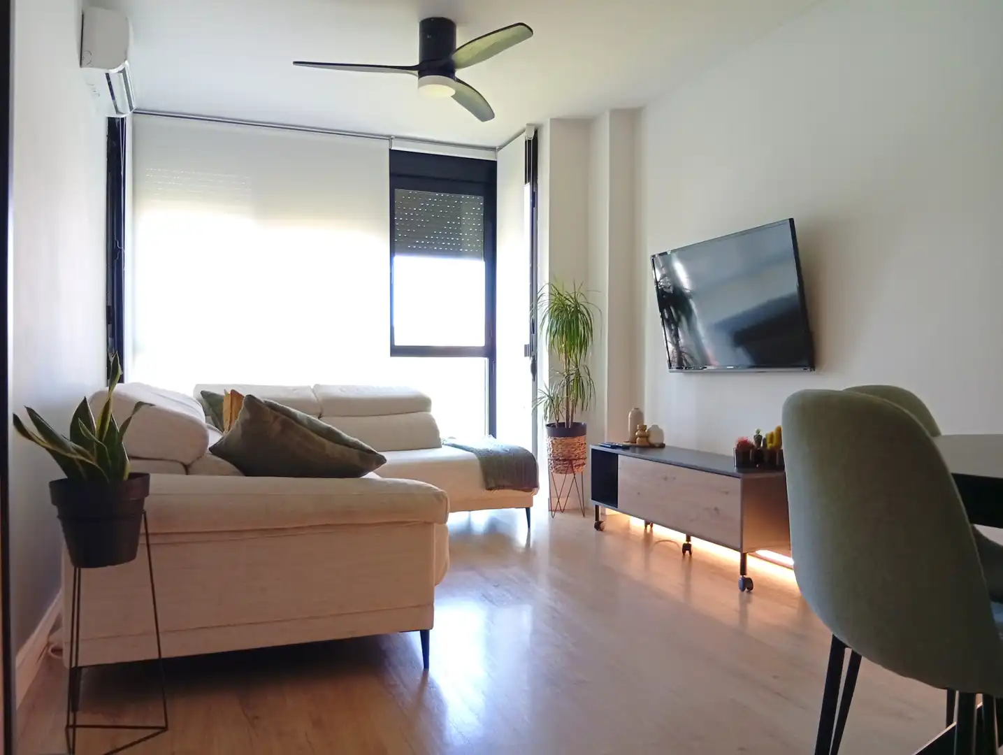 Living room of Flat for sale in Madrid  with Air Conditioner, Heating and Storage room