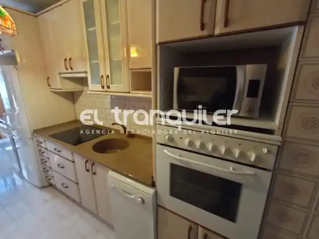 Kitchen of Flat for rent in Madrid  with Air Conditioner, Parquet flooring and Washing machine
