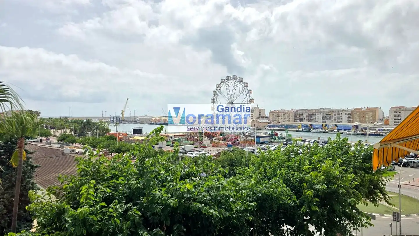 Apartamento en venta en Gandia con Amueblado y Piscina comunitaria