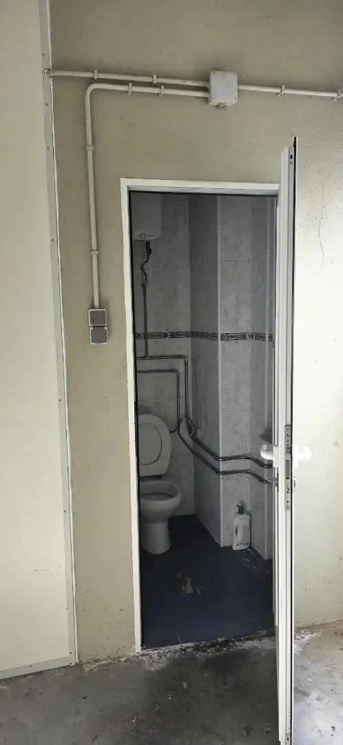 Badezimmer von Fabrikhallen zur Miete in Guijuelo