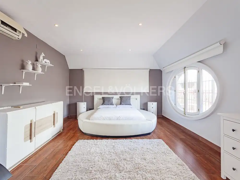 Schlafzimmer von Dachboden zum Verkauf in Barcelona mit Klimaanlage, Heizung und Terrasse