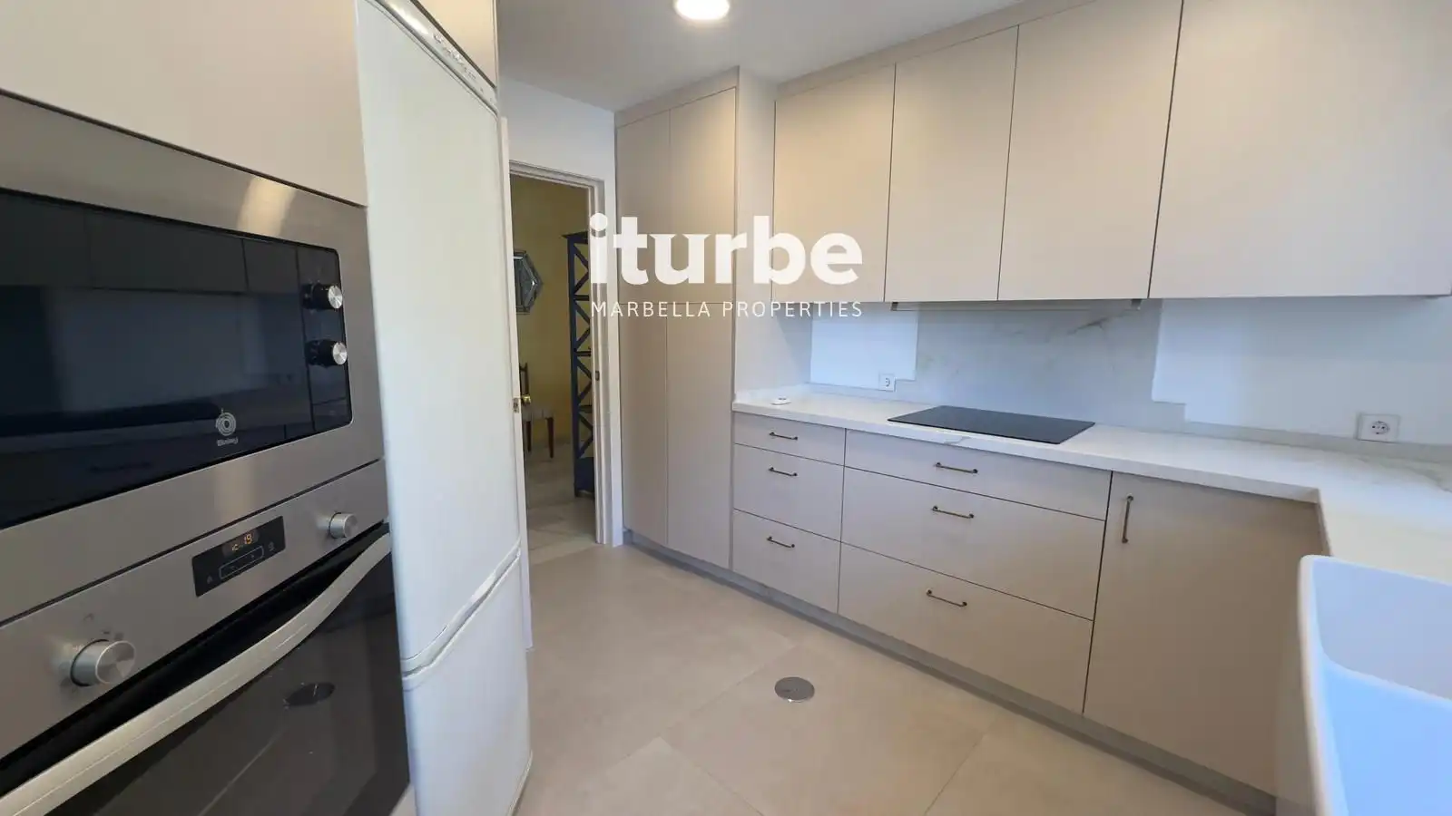 Cocina de Piso de alquiler en Marbella con Aire acondicionado, Terraza y Piscina