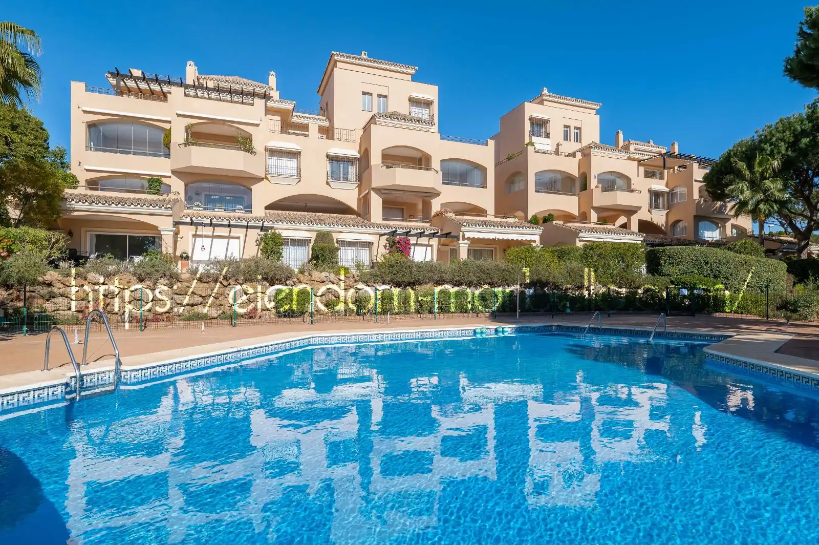 Vista exterior de Apartamento en venta en Marbella con Aire acondicionado, Terraza y Amueblado