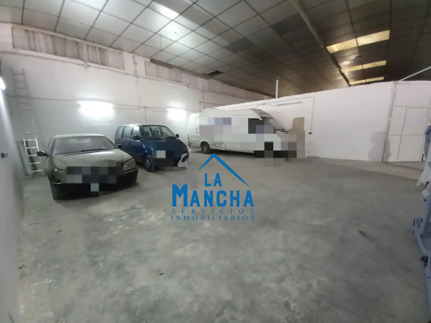 Parkplatz von Fabrikhallen zur Miete in Albacete