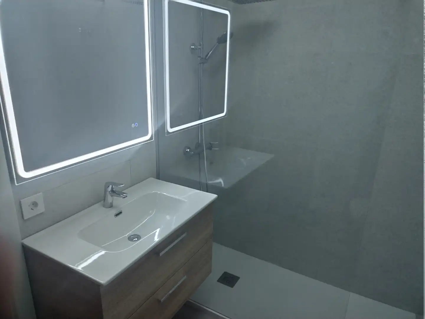 Badezimmer von Wohnung zur Miete in Terrassa mit Heizung, Parkett und Ofen
