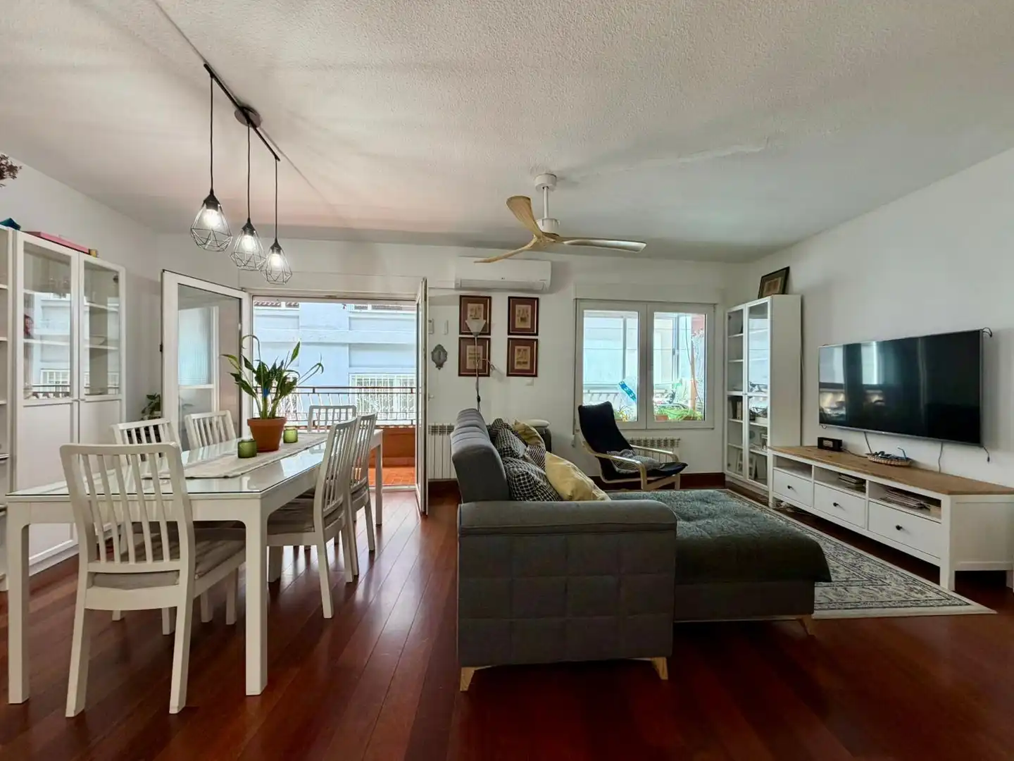 Living room of Flat for sale in  Granada Capital  with Air Conditioner, Parquet flooring and Balcony