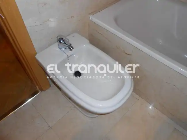 Bathroom of Flat for rent in Madrid  with Air Conditioner, Parquet flooring and Swimming Pool