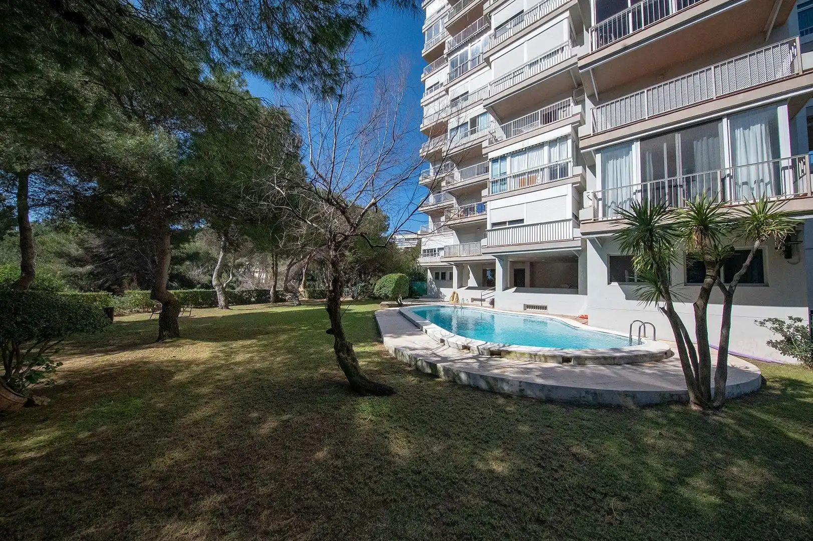 Swimming pool of Ground floor for sale in Valencia  with Air Conditioner, Heating and Alarm