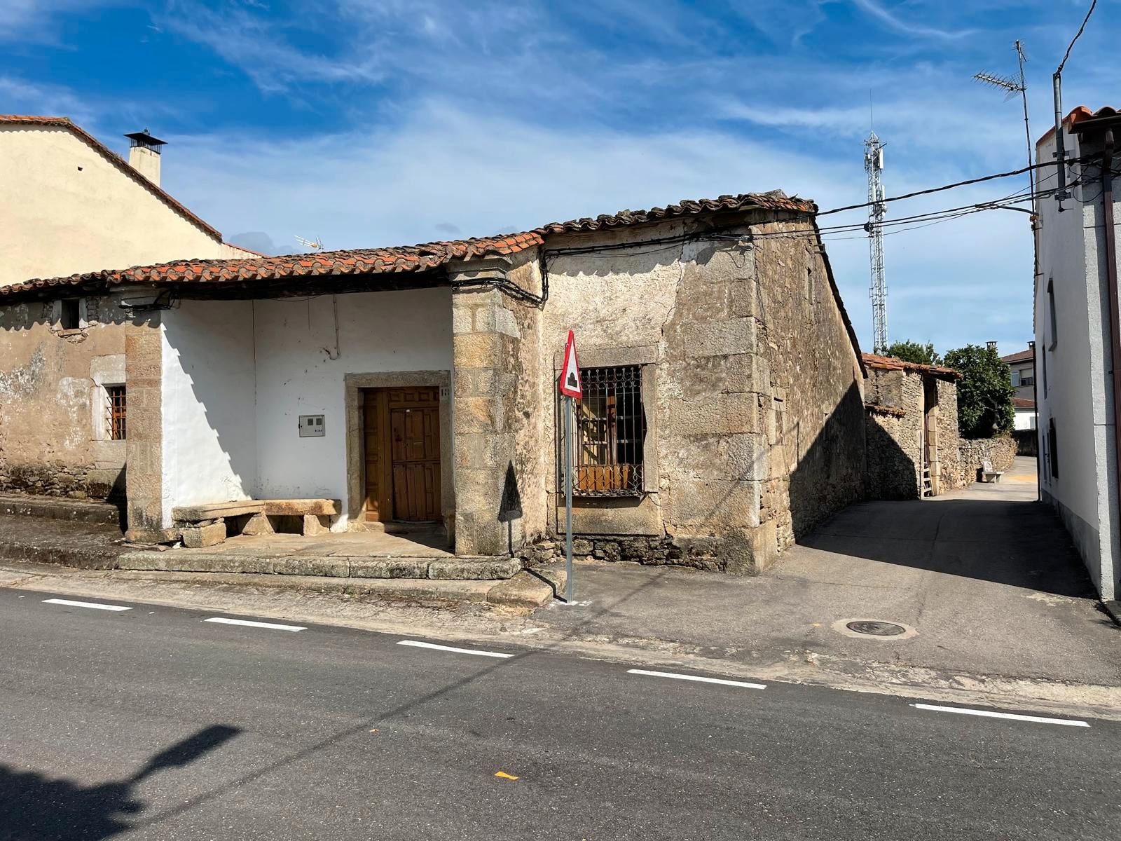 Exterior view of Country house for sale in Barruecopardo  with Private garden, Storage room and Furnished