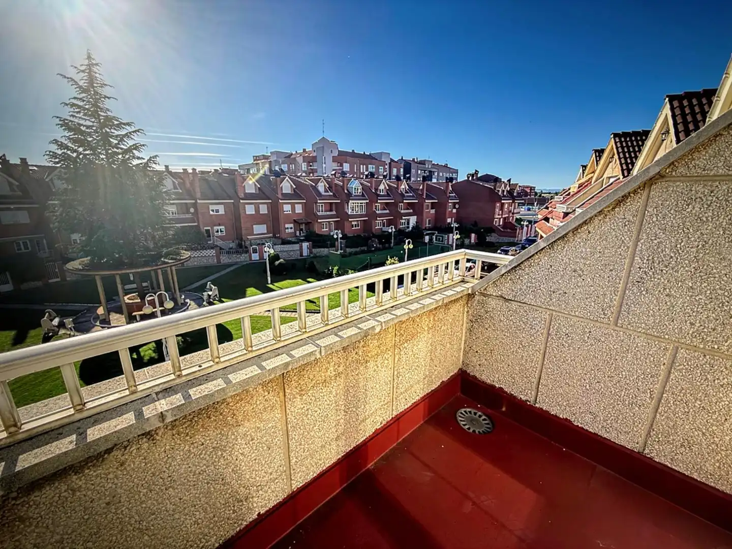 Vista exterior de Casa adosada en venta en San Andrés del Rabanedo con Calefacción, Jardín privado y Parquet