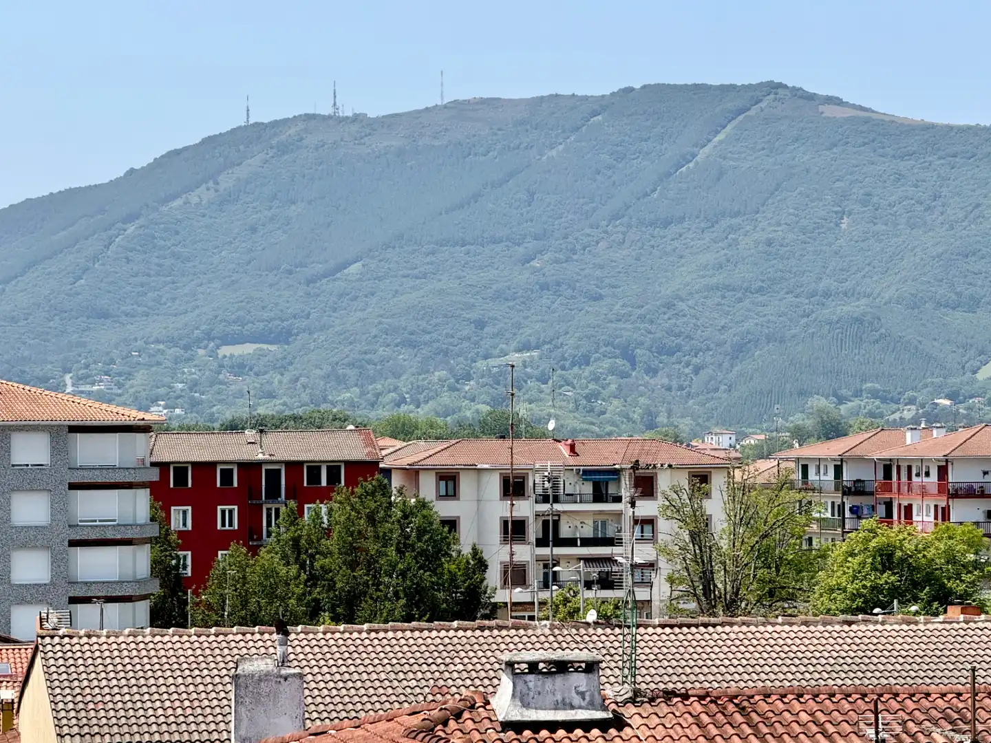 Vista exterior de Pis en venda en Irun  amb Moblat i Balcó