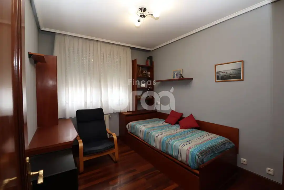 Schlafzimmer von Einfamilien-Reihenhaus zum Verkauf in Abanto y Ciérvana-Abanto Zierbena mit Heizung, Privatgarten und Möbliert