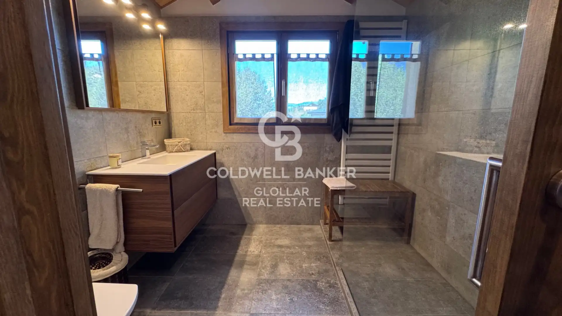 Badezimmer von Einfamilien-Reihenhaus zum Verkauf in Osséja mit Privatgarten, Parkett und Terrasse