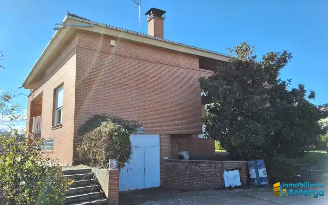 Vista exterior de Casa o chalet en venta en Astorga con Calefacción, Jardín privado y Parquet