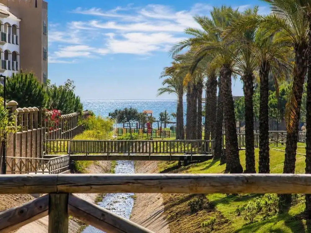 Jardí de Apartament de lloguer en Estepona amb Aire condicionat, Terrassa i Piscina