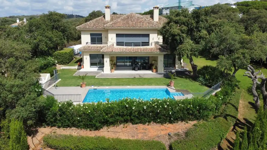 House with pool for sale in Sotogrande Alto