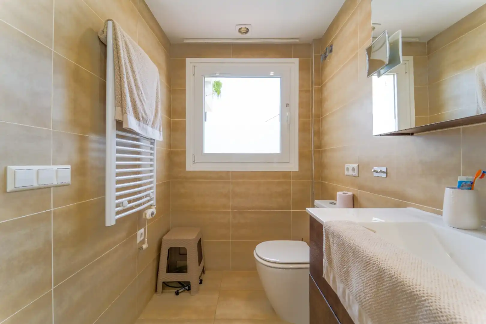 Badezimmer von Einfamilien-Reihenhaus zum Verkauf in L'Alfàs del Pi mit Klimaanlage, Heizung und Privatgarten