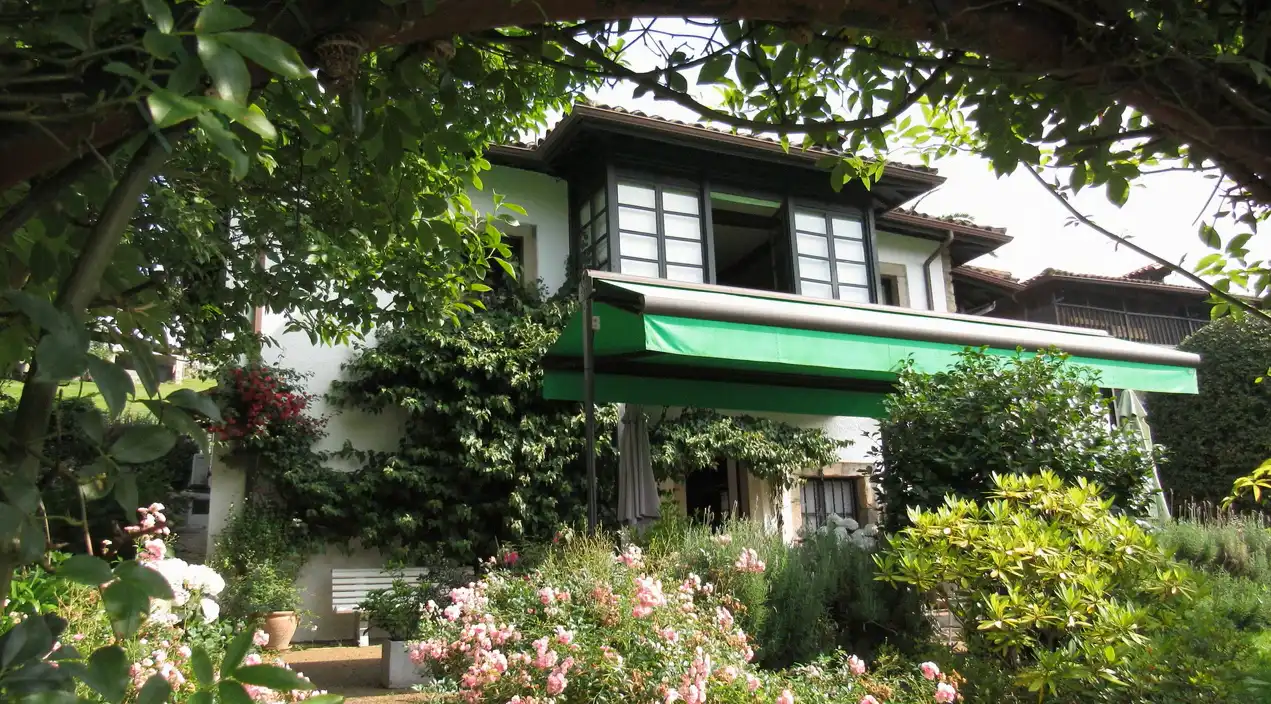 Vista exterior de Finca rústica en venda en Pravia amb Calefacció, Jardí privat i Parquet