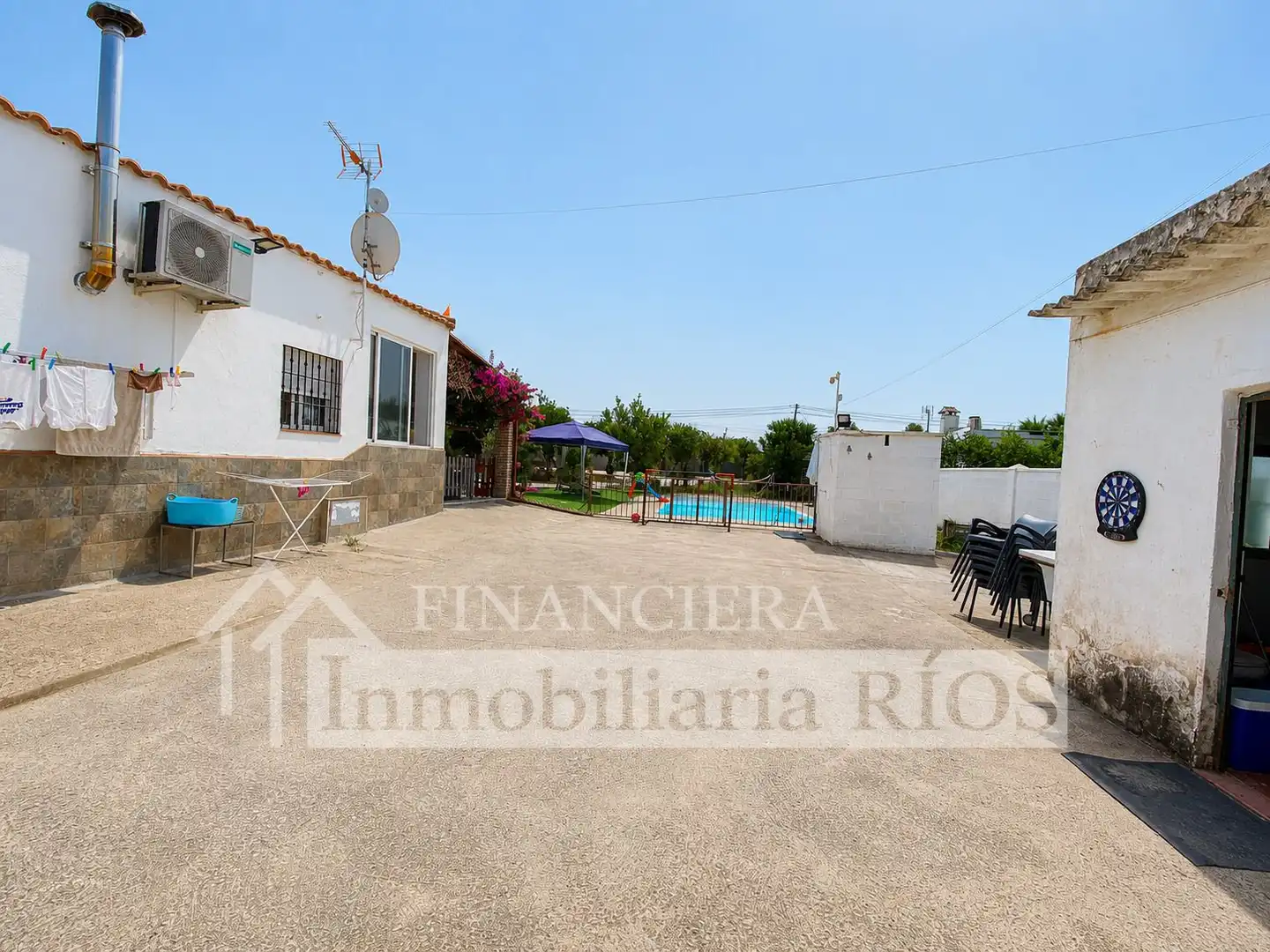 Außenansicht von Haus oder Chalet zum Verkauf in Alcalá de Guadaira mit Klimaanlage, Privatgarten und Abstellraum