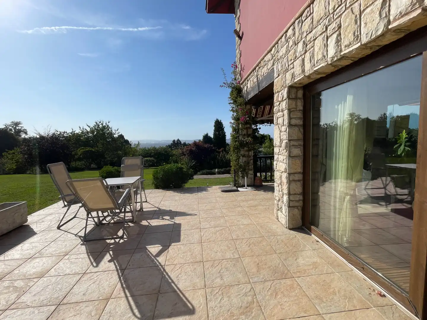 Terrassa de Casa o xalet en venda en Gijón  amb Calefacció, Jardí privat i Parquet