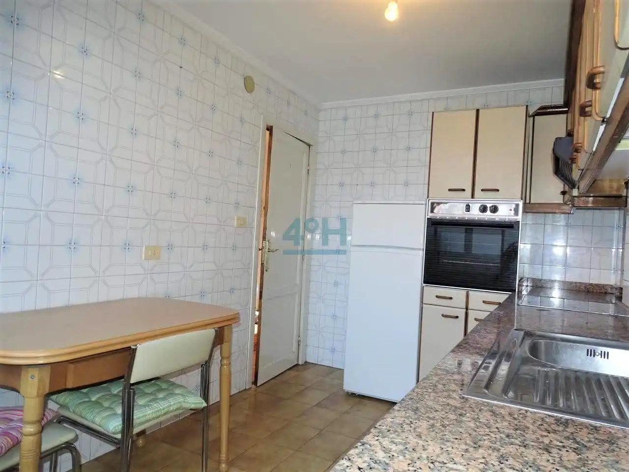 Cuina de Apartament en venda en Ourense Capital  amb Calefacció, Parquet i Moblat