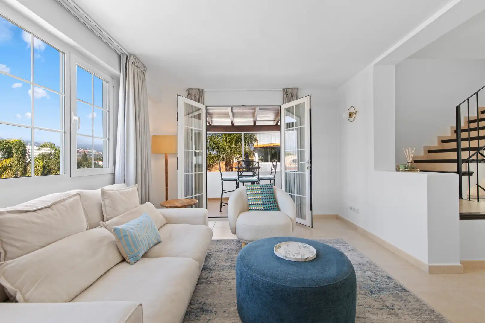 Sala d'estar de Casa adosada en venda en Marbella amb Aire condicionat, Jardí privat i Terrassa