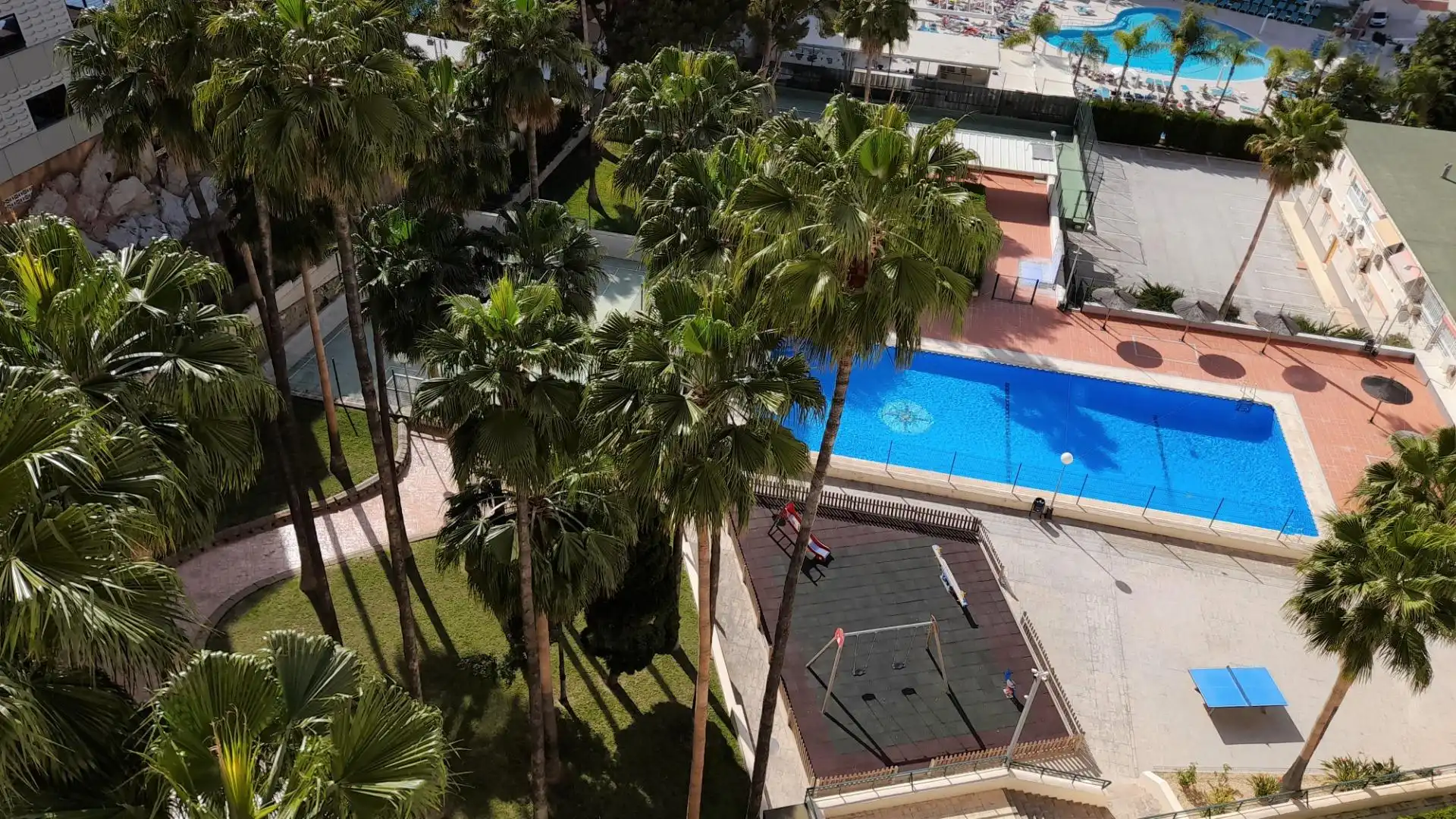 Piscina de Apartamento de alquiler en Benidorm con Aire acondicionado, Jardín privado y Amueblado