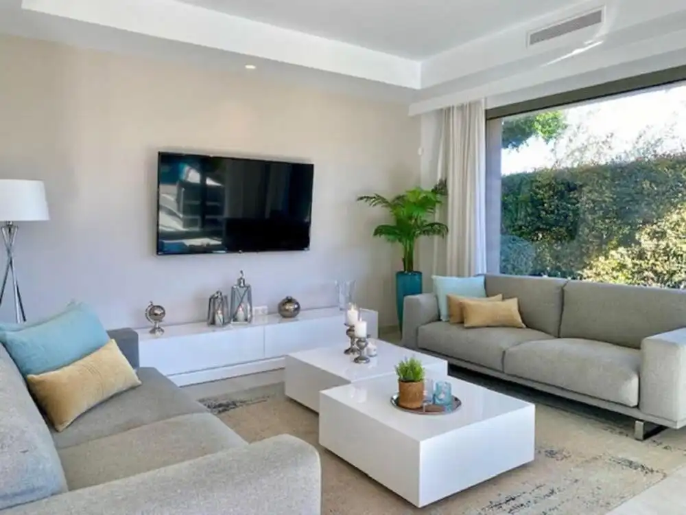 Sala d'estar de Casa o xalet de lloguer en Estepona amb Aire condicionat, Jardí privat i Terrassa