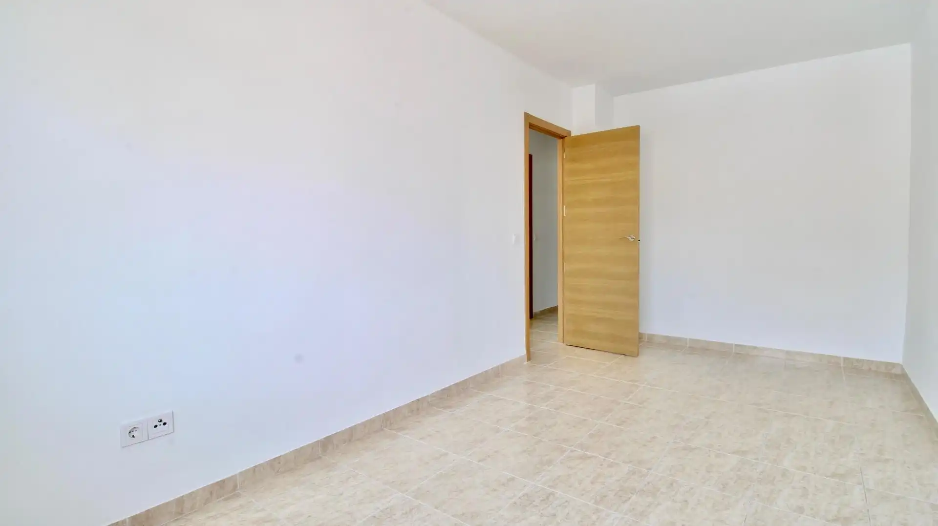 Piso en venta en Roquetas de Mar con Jardín privado, Terraza y Piscina comunitaria
